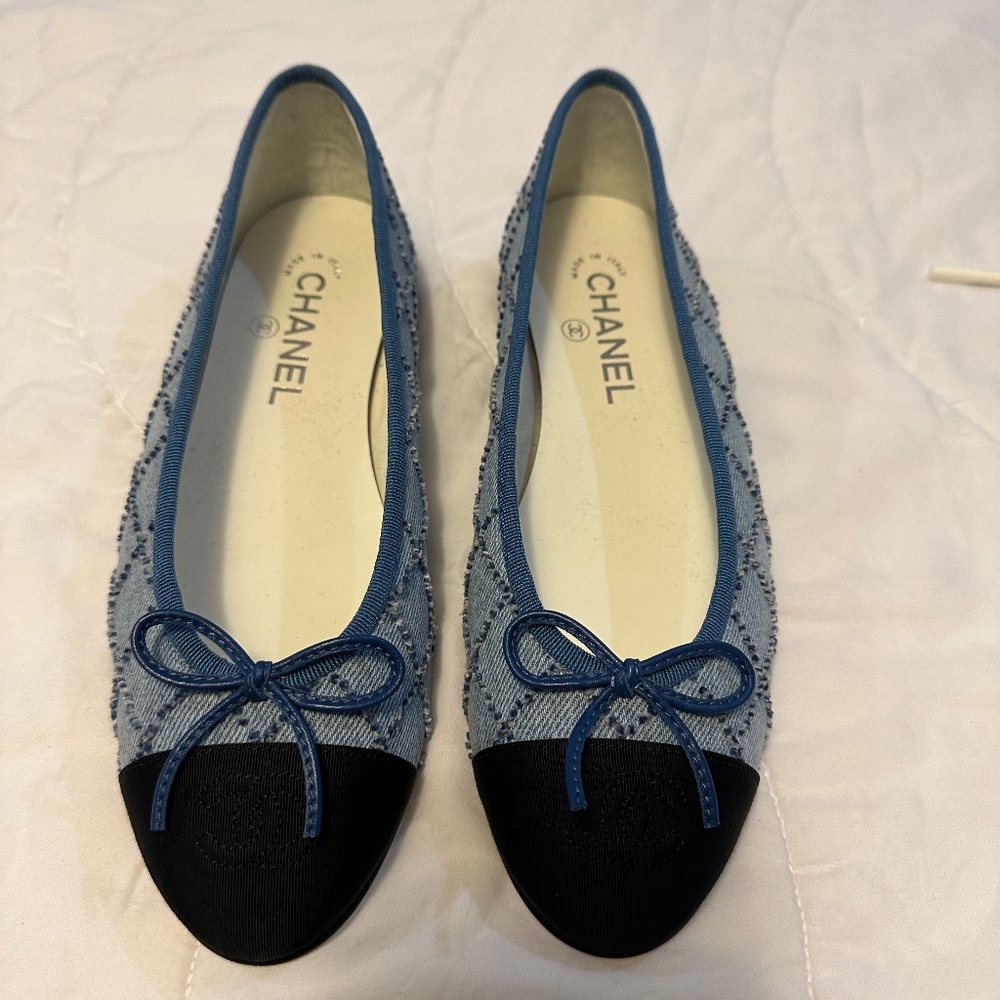 Chanel 23P Denim Blue Black CC Logo Cap Toe Bow Tie Ballet Ballerina Flat 38.5